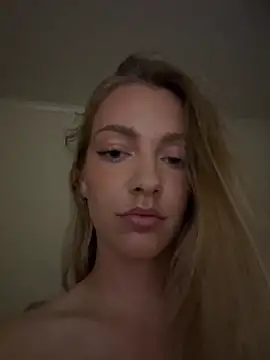 Snapshot of blondebaddi chatting on October 22, 3:40 am blondebaddi online show from October 22, 3:40 am