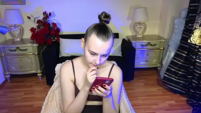 Kelly Cartier online show from October 4, 11:52 am