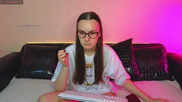 Kelly Cartier online show from October 14, 12:06 pm