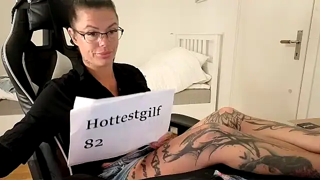 sexygilf82 online show from July 19, 7:39 pm
