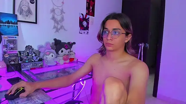 Snapshot of KeitaMoon chatting on February 18, 7:43 pm KeitaMoon online show from February 18, 7:43 pm