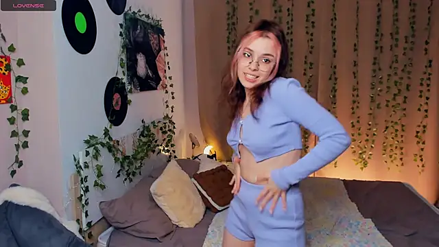 Snapshot of VedaSchulz chatting on January 15, 6:44 pm VedaSchulz online show from January 15, 6:44 pm