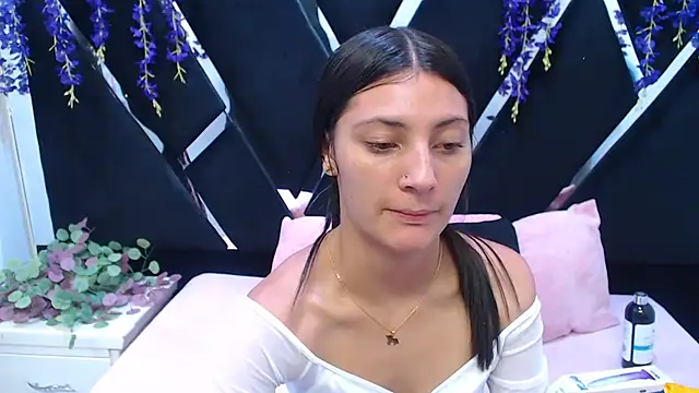  Luna Bennett online show from April 7, 8:20 pm