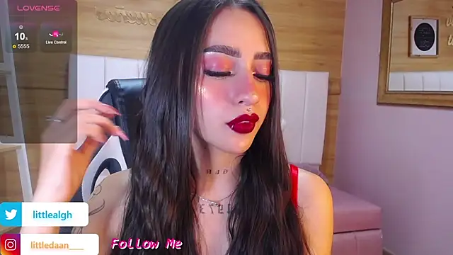 Abril Velvet a  online show from October 3, 1:08 pm