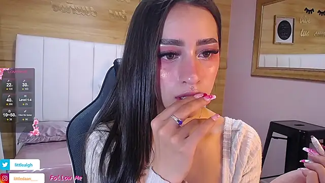 Abril Velvet a  online show from October 8, 12:58 pm