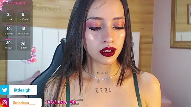 Abril Velvet a  online show from November 6, 12:50 pm