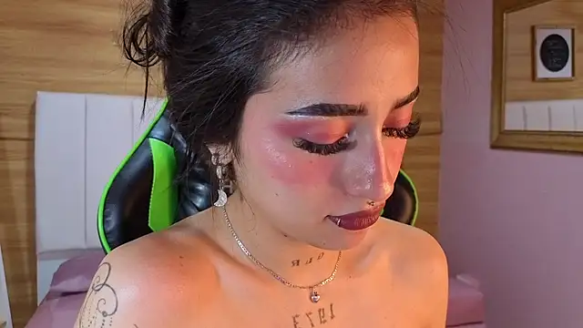 Abril Velvet a  online show from November 23, 1:27 am