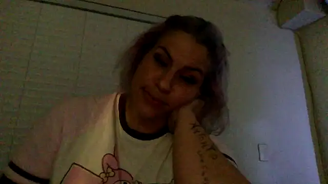 toomuchofafreak online show from October 29, 7:32 am