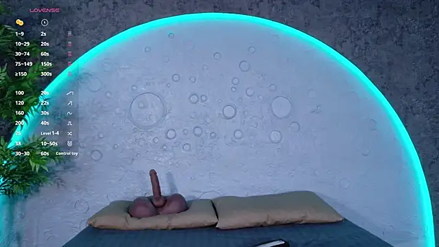 ReinaChloe online show from April 13, 4:45 pm