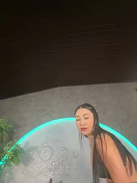 Snapshot of ReinaChloe chatting on June 1, 4:20 pm ReinaChloe online show from June 1, 4:20 pm