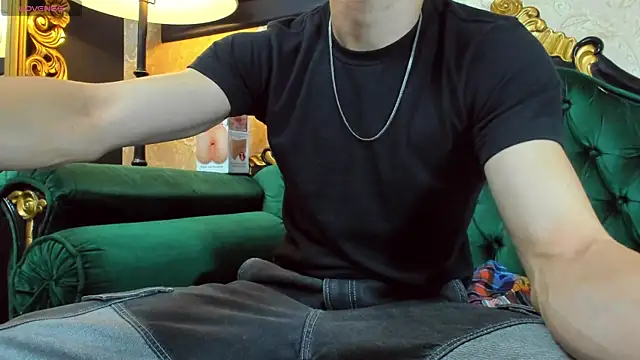 Snapshot of AlessandroKiing chatting on March 31, 9:15 pm AlessandroKiing online show from March 31, 9:15 pm