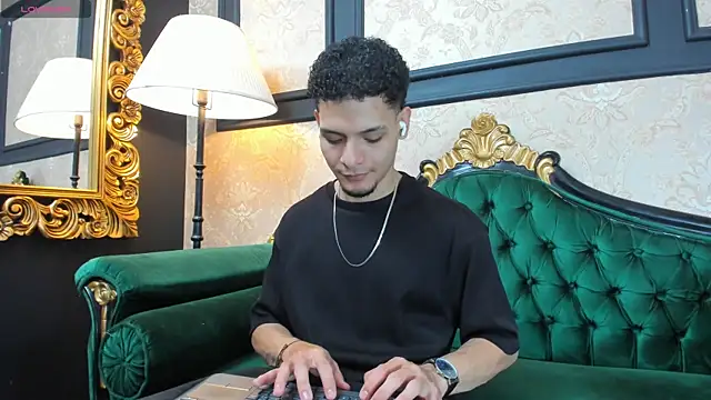 Snapshot of AlessandroKiing chatting on April 6, 2:18 pm AlessandroKiing online show from April 6, 2:18 pm