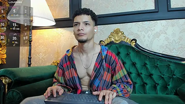 Snapshot of AlessandroKiing chatting on April 8, 8:31 pm AlessandroKiing online show from April 8, 8:31 pm