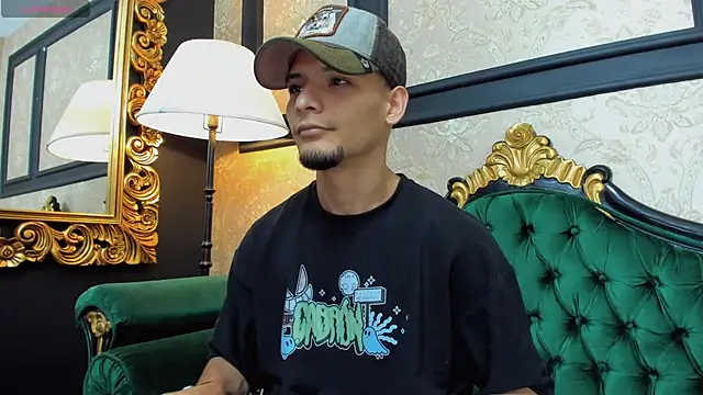 Snapshot of AlessandroKiing chatting on April 22, 7:48 pm AlessandroKiing online show from April 22, 7:48 pm