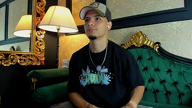 Snapshot of AlessandroKiing chatting on May 13, 8:06 pm AlessandroKiing online show from May 13, 8:06 pm