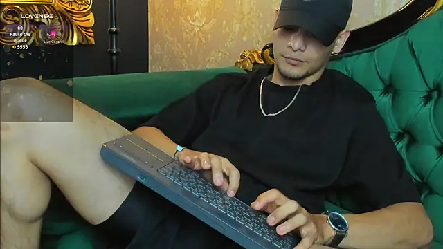 Snapshot of AlessandroKiing chatting on July 14, 8:03 pm AlessandroKiing online show from July 14, 8:03 pm