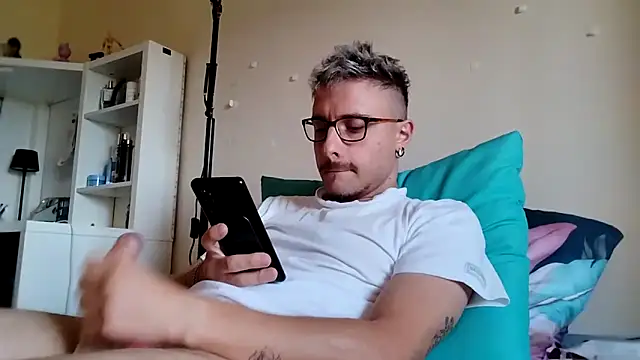 Snapshot of ilovechub112 chatting on September 30, 12:43 pm ilovechub112 online show from September 30, 12:43 pm