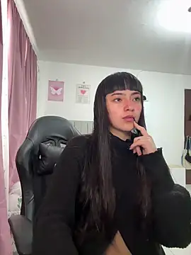 Snapshot of violetta_blackk chatting on April 3, 9:35 pm violetta blackk online show from April 3, 9:35 pm