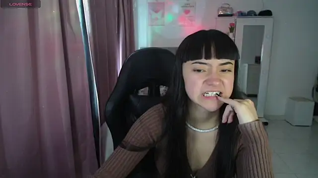 Snapshot of violetta_blackk chatting on April 23, 5:15 pm violetta blackk online show from April 23, 5:15 pm