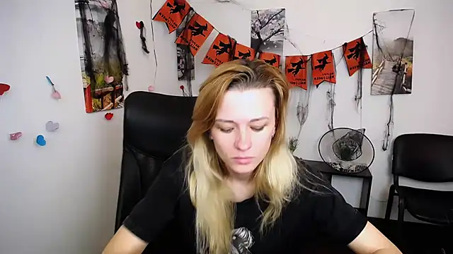 PeppyMia online show from November 1, 2:57 am