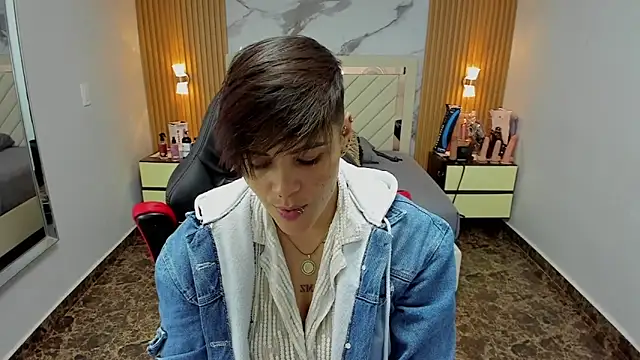 Snapshot of KAROLLJONES1 chatting on October 28, 8:11 pm KAROLLJONES1 online show from October 28, 8:11 pm