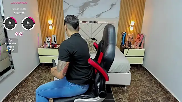 Snapshot of KAROLLJONES1 chatting on October 29, 7:37 pm KAROLLJONES1 online show from October 29, 7:37 pm