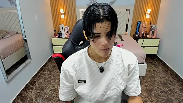 Snapshot of KAROLLJONES1 chatting on January 6, 7:17 pm KAROLLJONES1 online show from January 6, 7:17 pm