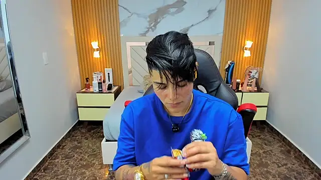 Snapshot of KAROLLJONES1 chatting on January 9, 7:48 pm KAROLLJONES1 online show from January 9, 7:48 pm