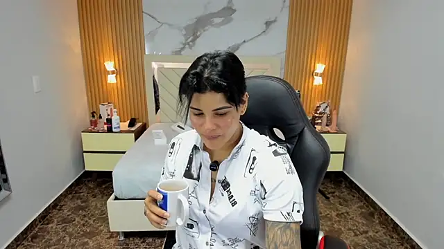 Snapshot of KAROLLJONES1 chatting on January 11, 12:43 pm KAROLLJONES1 online show from January 11, 12:43 pm