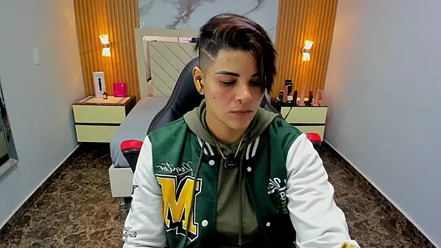 Snapshot of KAROLLJONES1 chatting on February 13, 12:23 pm KAROLLJONES1 online show from February 13, 12:23 pm