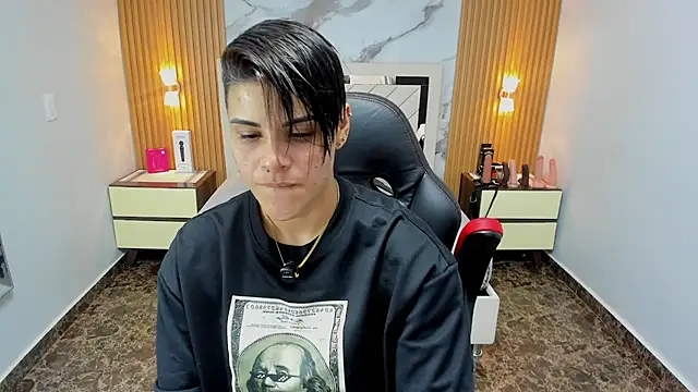 Snapshot of KAROLLJONES1 chatting on February 18, 7:43 pm KAROLLJONES1 online show from February 18, 7:43 pm