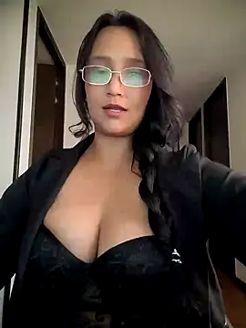 Snapshot of Esmeralda333 chatting on August 5, 1:03 pm Esmeralda333 online show from August 5, 1:03 pm