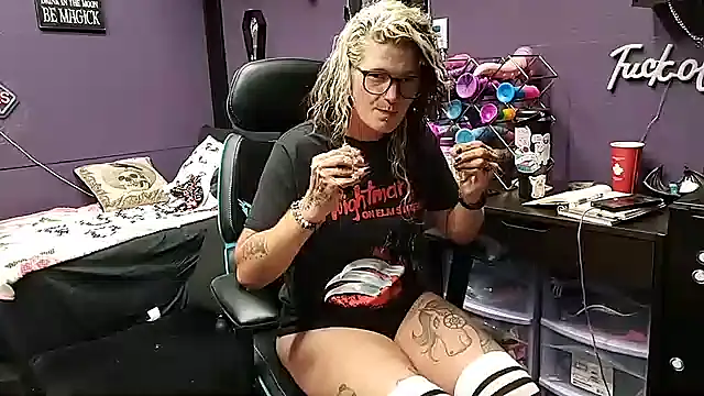 oddywithabody online show from September 26, 9:02 am