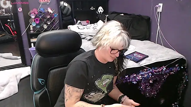 Snapshot of oddywithabody chatting on February 13, 6:20 am oddywithabody online show from February 13, 6:20 am