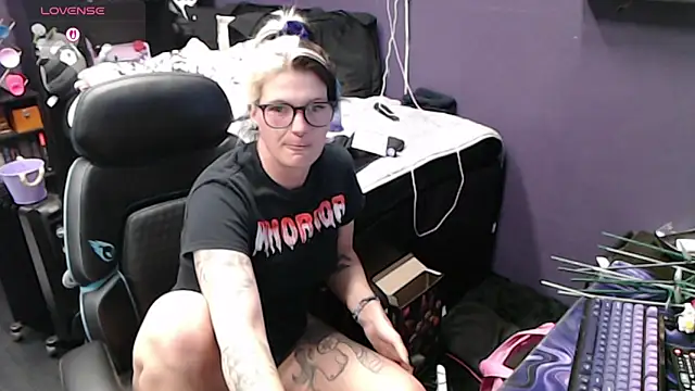 Snapshot of oddywithabody chatting on March 1, 7:32 am oddywithabody online show from March 1, 7:32 am