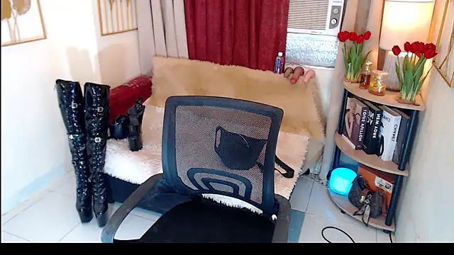 KYLINE WIILLS online show from February 19, 10:00 am