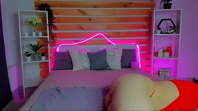 Snapshot of Laura_Ellinss chatting on October 16, 8:59 am Laura Ellinss online show from October 16, 8:59 am