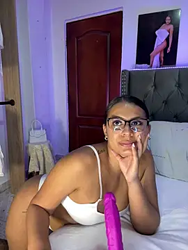 Snapshot of ema_zoe chatting on February 12, 12:16 am ema zoe online show from February 12, 12:16 am