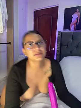 Snapshot of ema_zoe chatting on February 14, 12:18 am ema zoe online show from February 14, 12:18 am