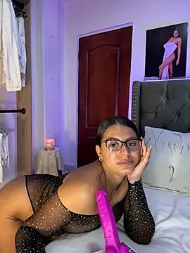 Snapshot of ema_zoe chatting on February 26, 12:20 am ema zoe online show from February 26, 12:20 am