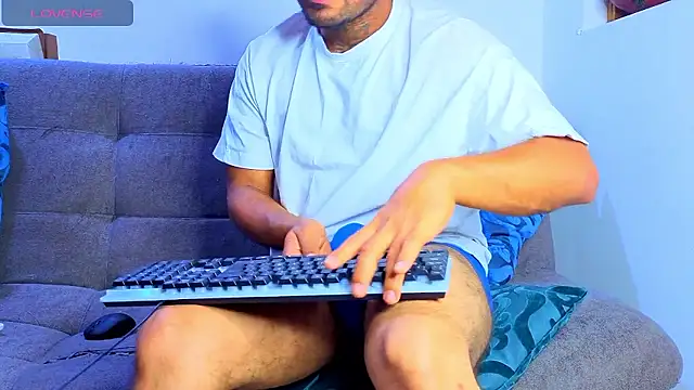 Snapshot of tomas_smith1 chatting on January 16, 4:05 am tomas smith1 online show from January 16, 4:05 am