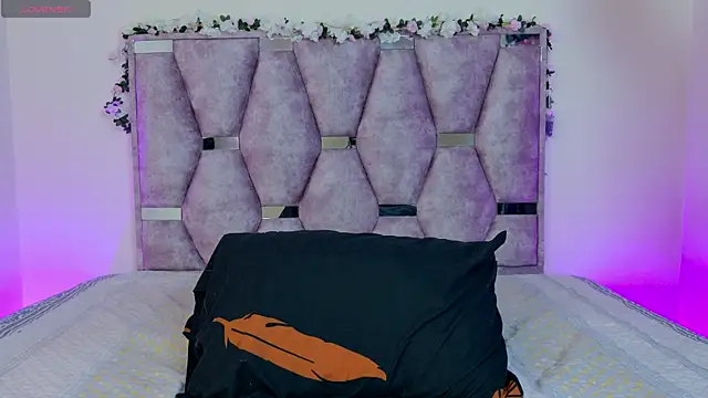 Snapshot of lana_and_liam_ chatting on October 27, 10:30 am lana and liam online show from October 27, 10:30 am