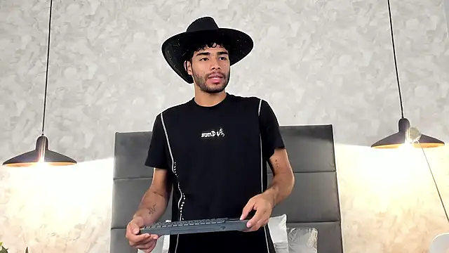 Snapshot of RaphaelDufort chatting on November 19, 11:27 pm RaphaelDufort online show from November 19, 11:27 pm