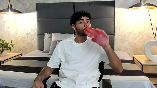 Snapshot of RaphaelDufort chatting on November 22, 11:37 pm RaphaelDufort online show from November 22, 11:37 pm