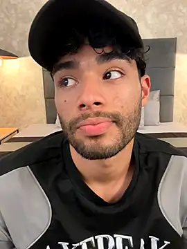 Snapshot of RaphaelDufort chatting on November 25, 12:21 am RaphaelDufort online show from November 25, 12:21 am