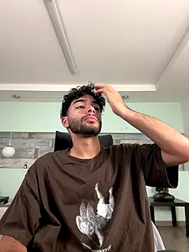 Snapshot of RaphaelDufort chatting on December 4, 5:43 pm RaphaelDufort online show from December 4, 5:43 pm