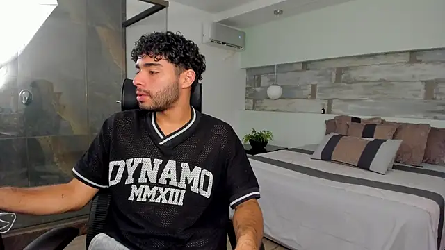 Snapshot of RaphaelDufort chatting on December 17, 5:41 pm RaphaelDufort online show from December 17, 5:41 pm