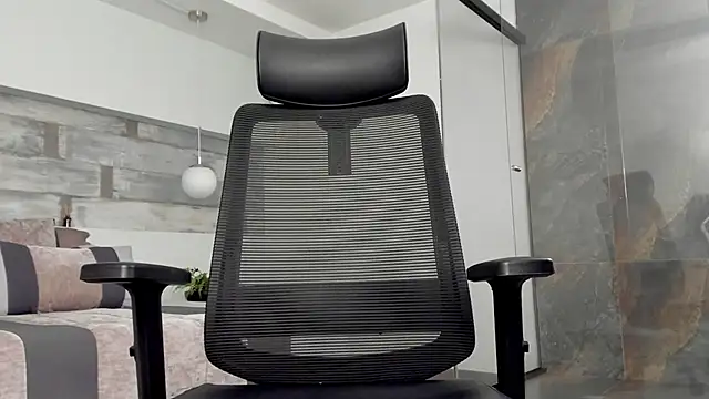 Snapshot of RaphaelDufort chatting on January 6, 6:06 am RaphaelDufort online show from January 6, 6:06 am