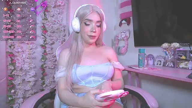 Snapshot of victoriabb28 chatting on July 3, 3:35 am victoriabb28 online show from July 3, 3:35 am