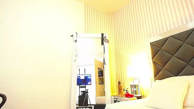 ViictoriaJones  online show from November 25, 12:05 pm